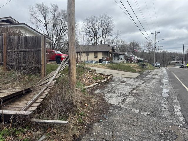 9010 E Wilson Road, Independence, MO 64053