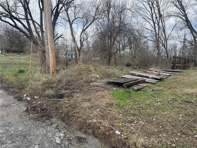 9010 E Wilson Road, Independence, MO 64053