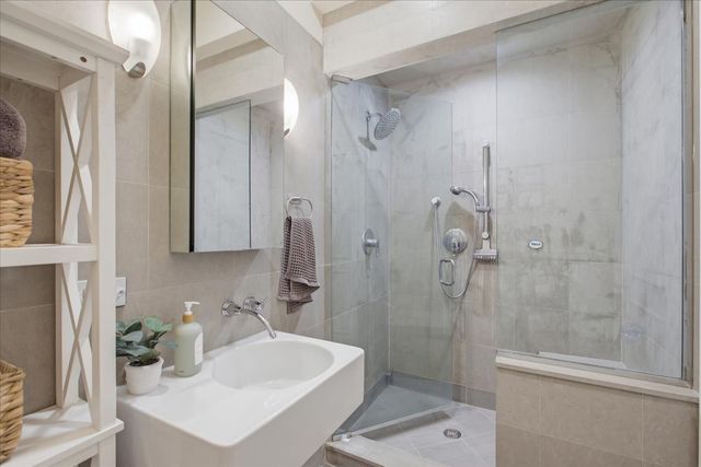 2627 N Sheffield Avenue 301, Chicago, IL 60614