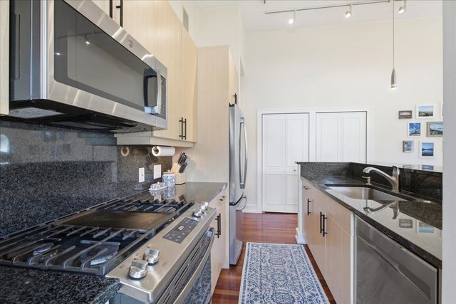 2627 N Sheffield Avenue 301, Chicago, IL 60614