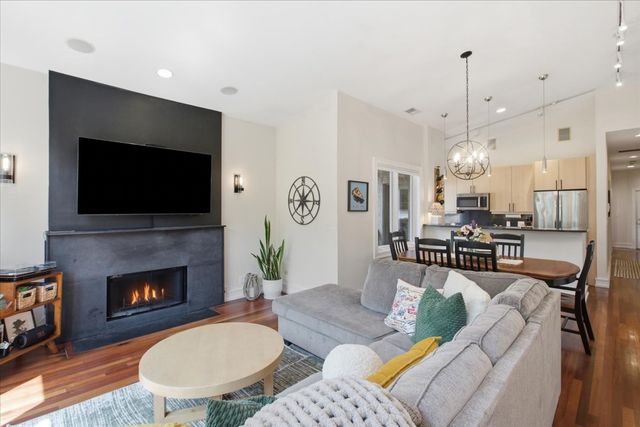 2627 N Sheffield Avenue 301, Chicago, IL 60614