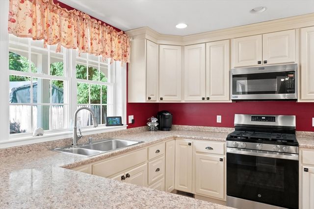 35 Elm Park, Groveland, MA 01834