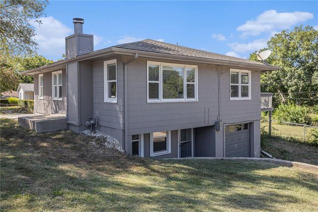 1008 NE 72nd Street, Kansas City, MO 64118