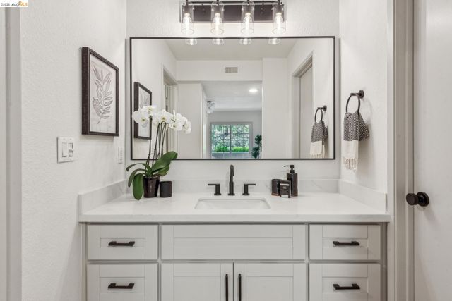 635 Canyon Oaks Dr B, Oakland, CA 94605