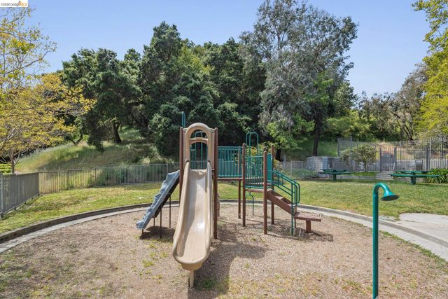 635 Canyon Oaks Dr B, Oakland, CA 94605
