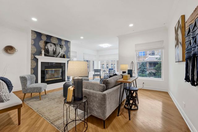 941 W Argyle Street 3W, Chicago, IL 60640