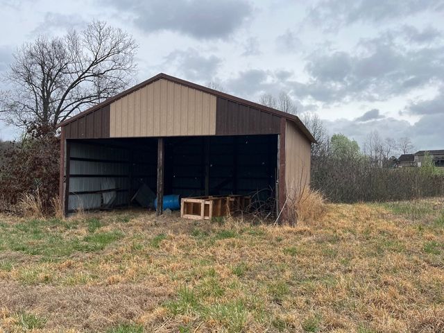3100 Old McKenzie Hwy, Henry, TN 38231