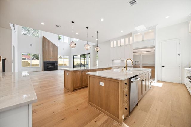 710 Sue Barnett Drive, Houston, TX 77018