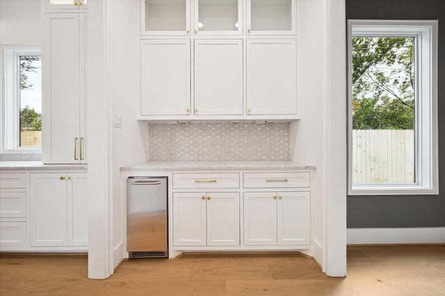 710 Sue Barnett Drive, Houston, TX 77018