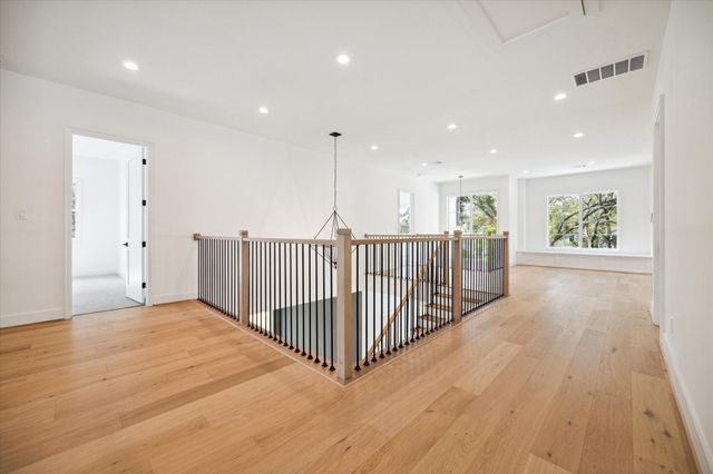 710 Sue Barnett Drive, Houston, TX 77018