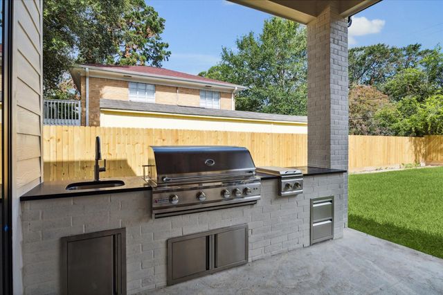 710 Sue Barnett Drive, Houston, TX 77018