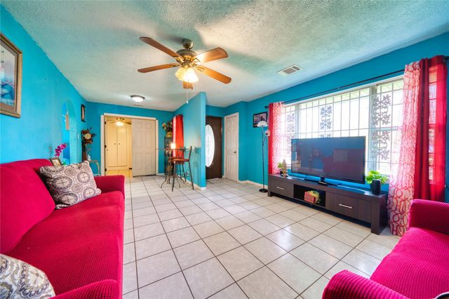 4931 Mercedes Lane, Houston, TX 77022