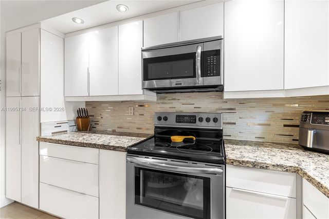 9200 W Hollybrook Lake Drive 102, Pembroke Pines, FL 33025