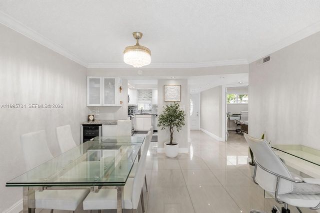 9200 W Hollybrook Lake Drive 102, Pembroke Pines, FL 33025