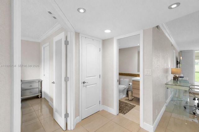 9200 W Hollybrook Lake Drive 102, Pembroke Pines, FL 33025