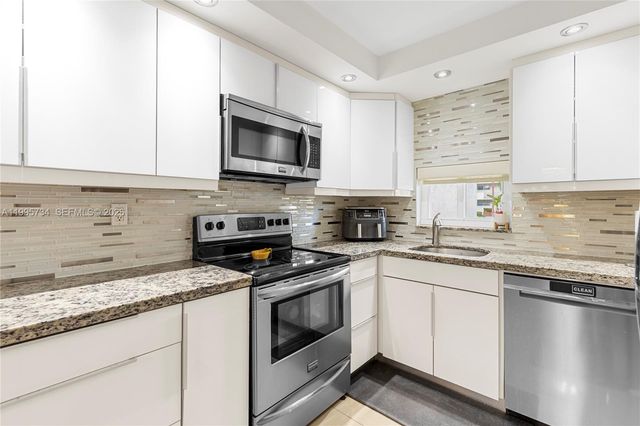 9200 W Hollybrook Lake Drive 102, Pembroke Pines, FL 33025