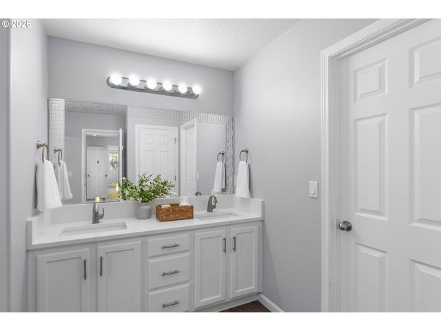 3750 Se TWELVE OAKS St, Hillsboro, OR 97123