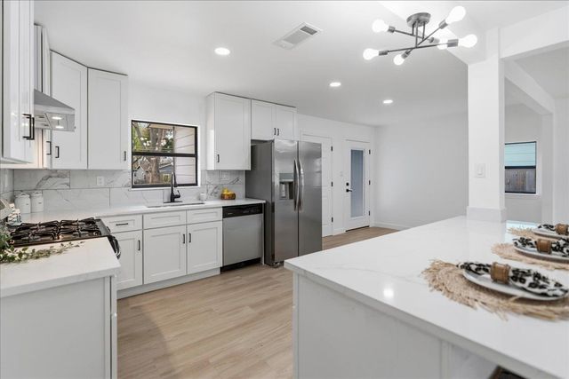 1109 Arcadia Ave, Austin, TX 78757