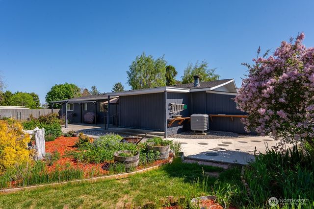 8630 Hillcrest Drive NE, Moses Lake, WA 98837