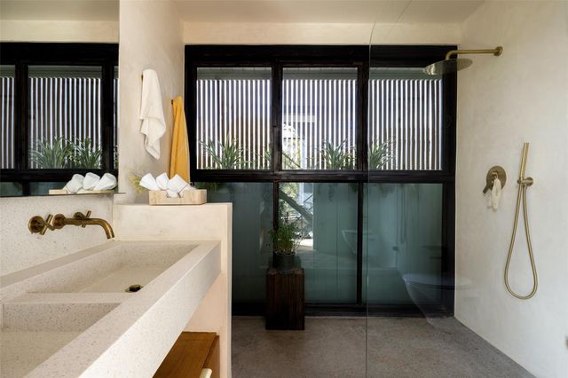 2302 E 11th ST, Austin, TX 78702