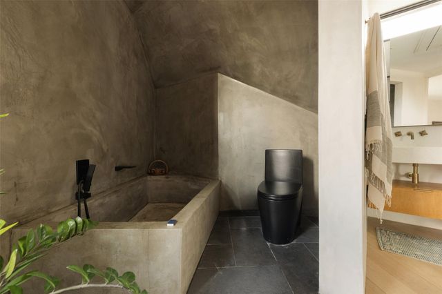 2302 E 11th ST, Austin, TX 78702