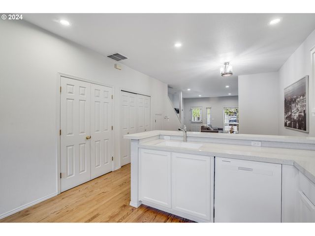 6148 S VIRGINIA Ave, Portland, OR 97239