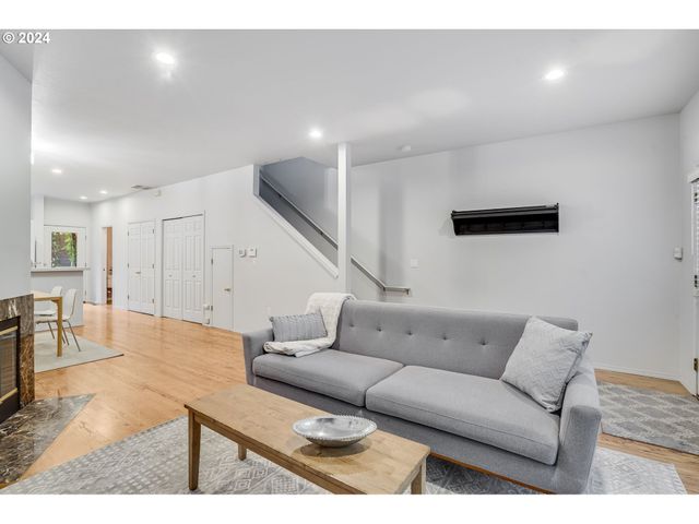 6148 S VIRGINIA Ave, Portland, OR 97239