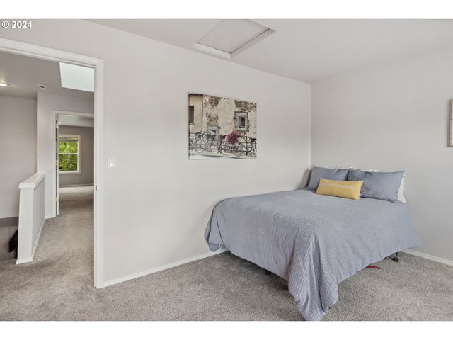 6148 S VIRGINIA Ave, Portland, OR 97239