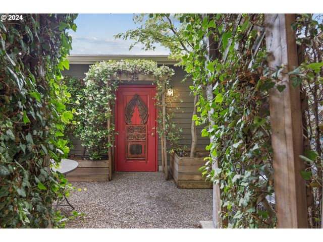 6148 S VIRGINIA Ave, Portland, OR 97239