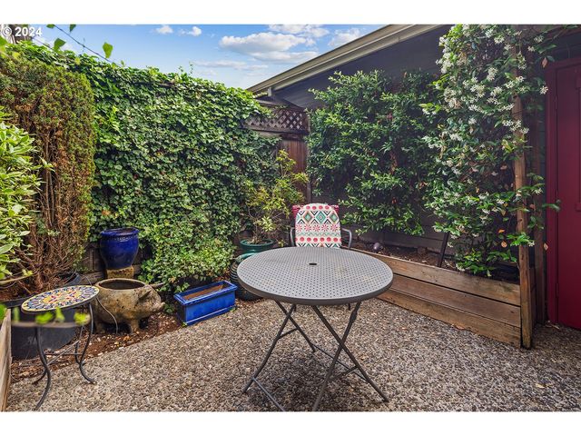 6148 S VIRGINIA Ave, Portland, OR 97239