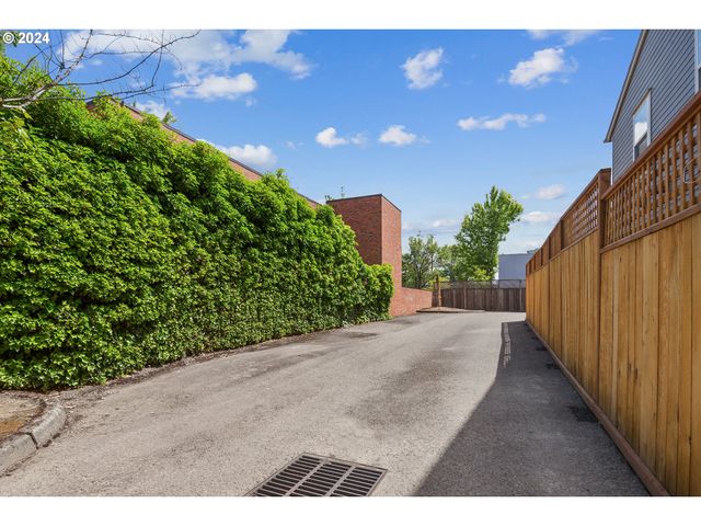 6148 S VIRGINIA Ave, Portland, OR 97239