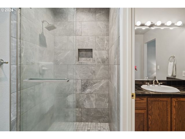 6148 S VIRGINIA Ave, Portland, OR 97239