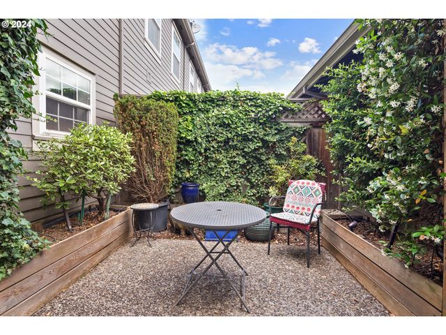 6148 S VIRGINIA Ave, Portland, OR 97239