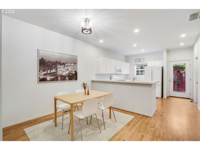 6148 S VIRGINIA Ave, Portland, OR 97239