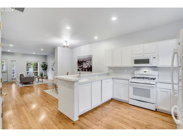 6148 S VIRGINIA Ave, Portland, OR 97239