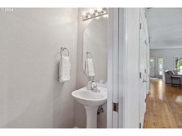 6148 S VIRGINIA Ave, Portland, OR 97239