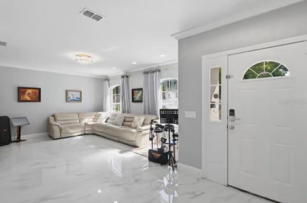 Image 6 of property listing at 1046 MORRIS AVENUE 1046, Orlando, FL 32803