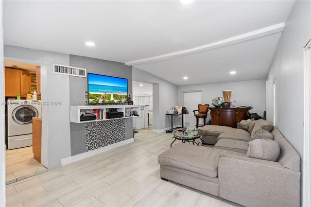 4520 SW 38th St, West Park, FL 33023