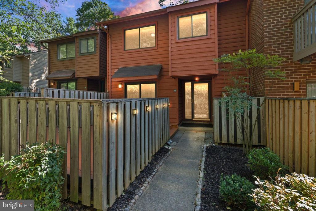 1942 WINTERPORT CL, Reston, VA 20191