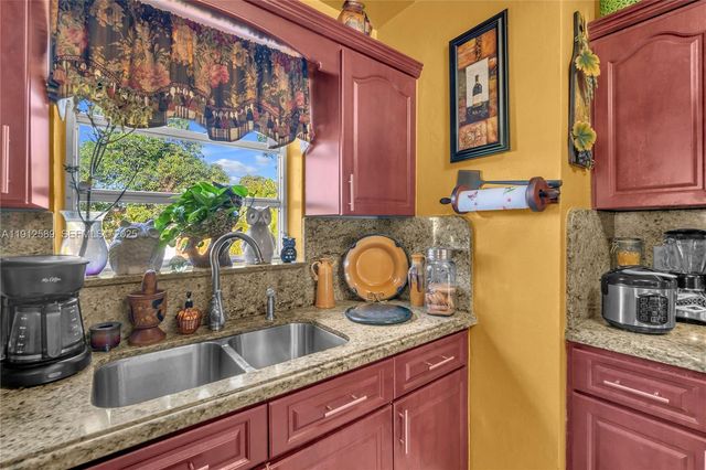 683 W 39th St, Hialeah, FL 33012