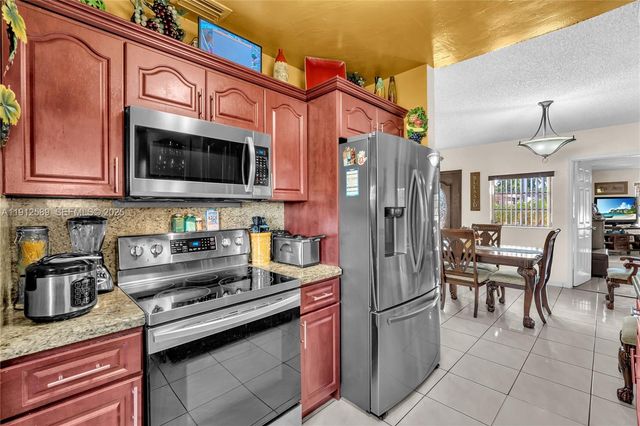 683 W 39th St, Hialeah, FL 33012