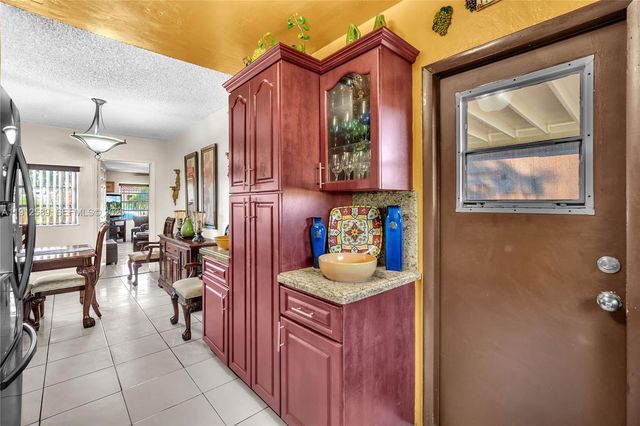 683 W 39th St, Hialeah, FL 33012