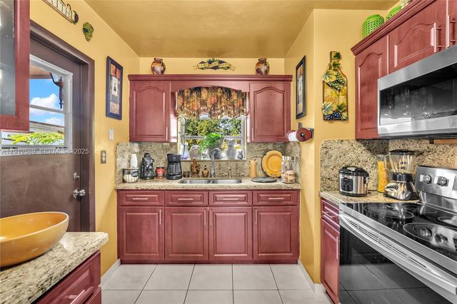 683 W 39th St, Hialeah, FL 33012