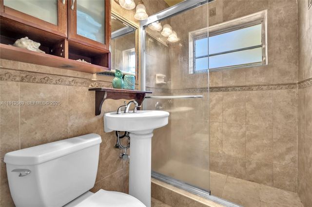 683 W 39th St, Hialeah, FL 33012