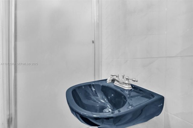 683 W 39th St, Hialeah, FL 33012