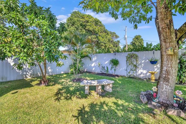 683 W 39th St, Hialeah, FL 33012
