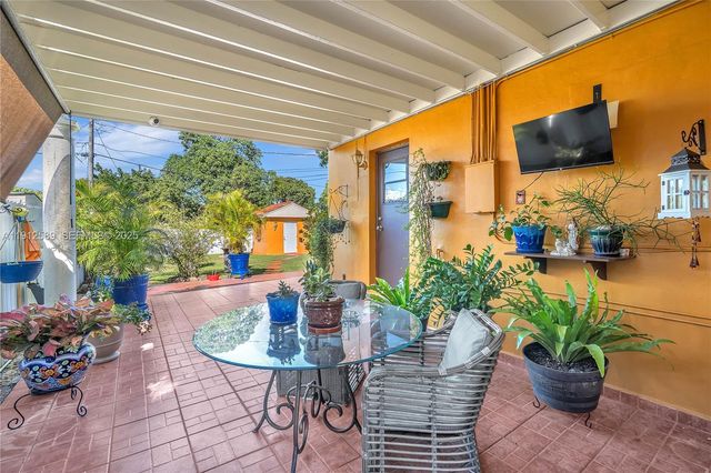 683 W 39th St, Hialeah, FL 33012