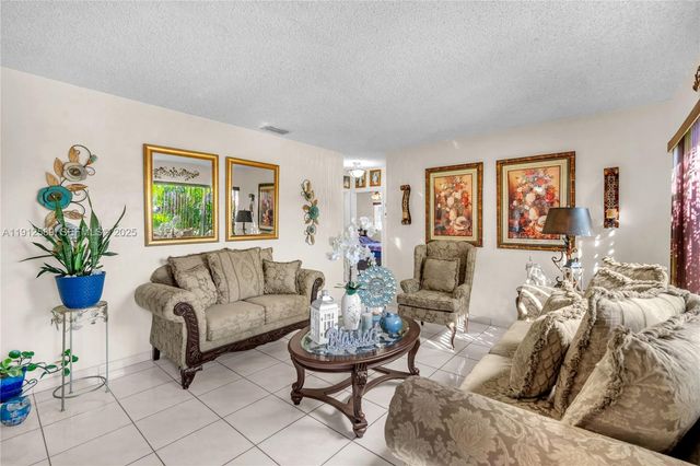 683 W 39th St, Hialeah, FL 33012