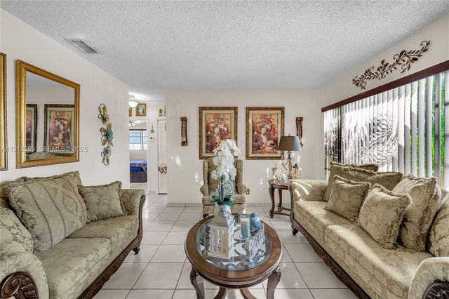 683 W 39th St, Hialeah, FL 33012