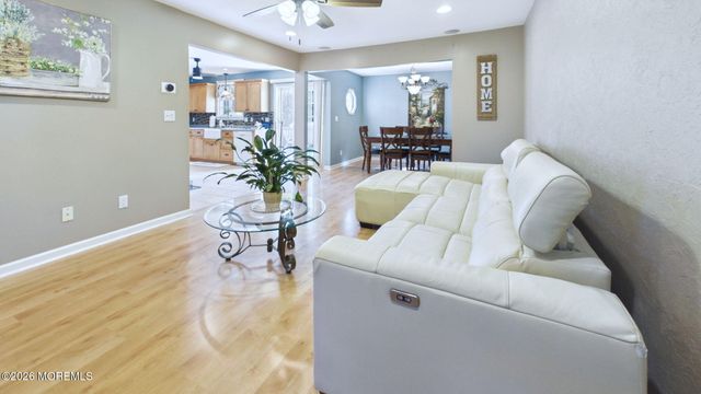 13 Lee Road, Manalapan, NJ 07726